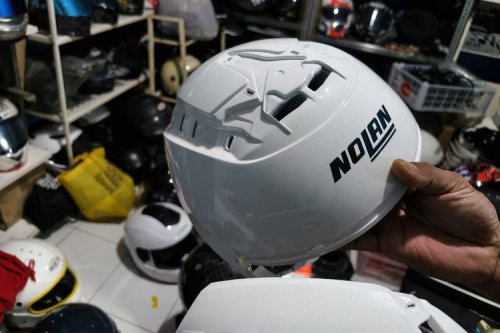 Servis Helm Premium yang Pernah Jatuh, Segini Biayanya