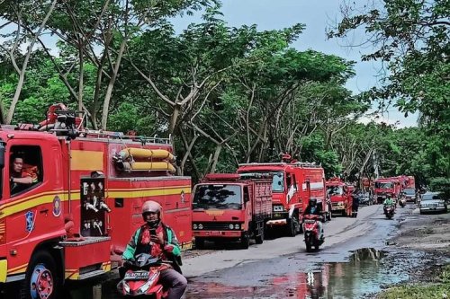 Pelanggaran Lalu Lintas: Truk Damkar Terhalang Mobil Lain