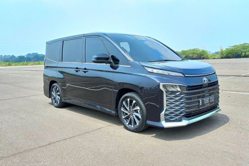 Adu MPV Pintu Geser: Honda Step WGN atau Toyota Voxy untuk Keluarga?