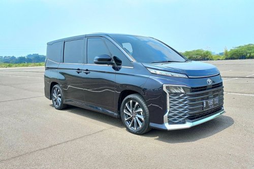 Honda, Toyota, Toyota Voxy, Adu MPV Pintu Geser: Honda Step WGN atau Toyota Voxy untuk Keluarga?