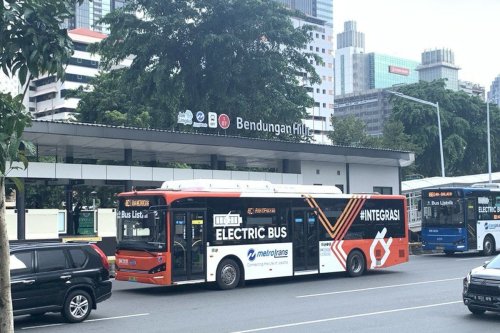 Perempuan Dikenakan Tarif Rp 1 Naik Transjakarta Hari Ini