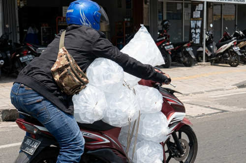 Fenomena Angkut Es Batu Overload Pakai Motor, Bisa Bikin Oleng