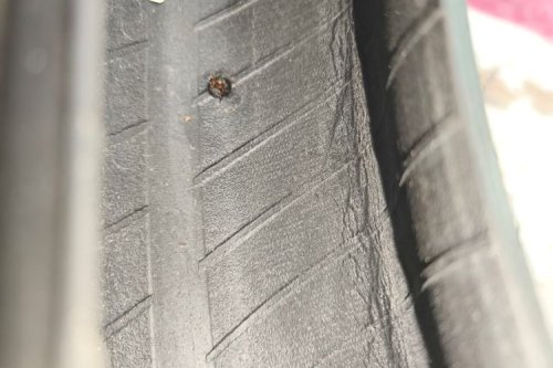 Alasan Kenapa Paku yang Menancap di Ban Tubeless Sebaiknya Tak Dicabut