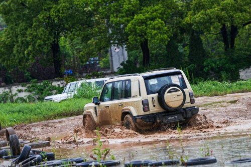 Menguak Fitur Mode Banjir iCAR V27: Aman Terjang Genangan