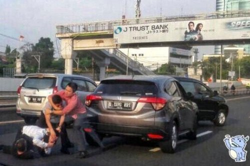 Viral Aksi Arogan Pengendara Vespa Pukul Karyawan Zaskia Adya Mecca