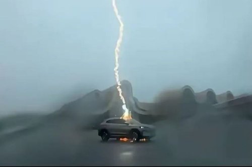 Mobil Berpotensi Tersambar Petir, Ini Cara Aman Mengantisipasinya