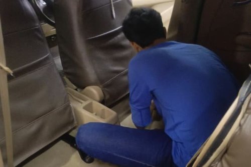 Bukan Sekadar Cuci, Ini Kunci Karpet Mobil Bebas Bau Apek