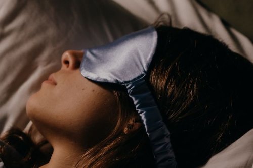 Tips Istirahat Saat Nyetir Jarak Jauh: Pakai Penutup Mata dan Telinga