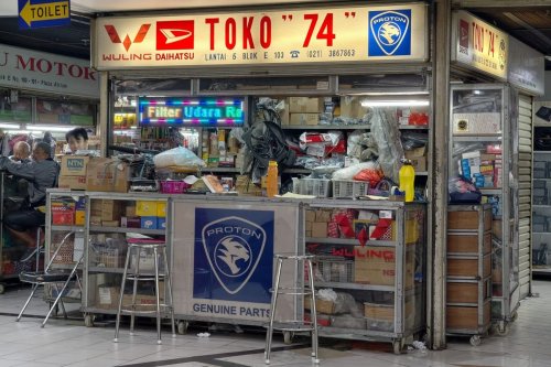 Sulitnya Mencari Sparepart Mobil China di Atrium Senen