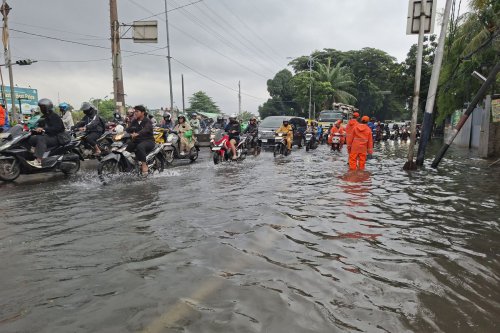 Tips Aman Terjang Genangan Air, Jangan Asal Pilih Lajur