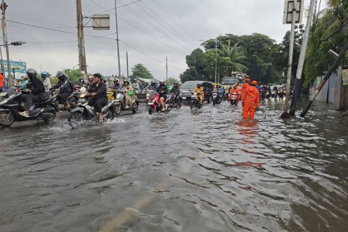 Tips Aman Terjang Genangan Air, Jangan Asal Pilih Lajur