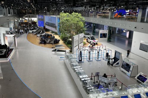 Berkunjung ke Pusat Inovasi dan Pabrik GAC di China