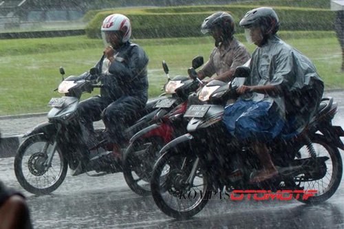 Pengendara Motor Jangan Langsung Tancap Gas Saat Gerimis