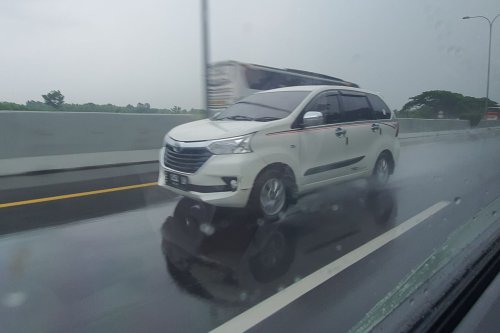 Cara Aman Mengemudi di Tengah Hujan dengan Visibilitas Minim