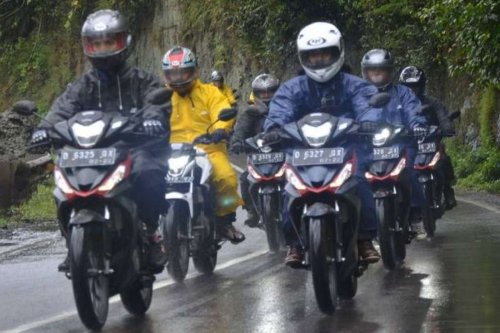 Sepele Tapi Penting, Pilih Jas Hujan Jangan Terlalu Ketat