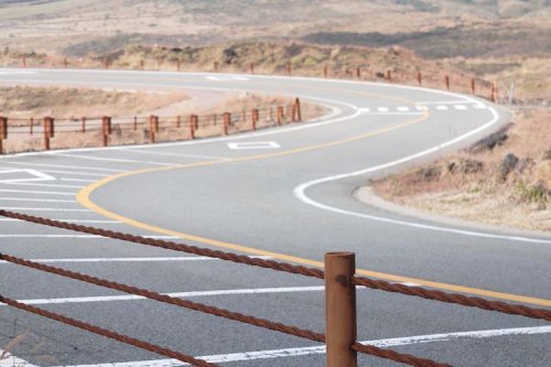 Teknik Mengemudi Aman dan Nyaman di Jalan Berkelok