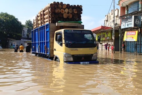 Cuaca Tak Menentu di Libur Nataru, Ini Tips Berkendara Aman Saat Hujan