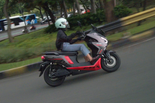 Tes Lengkap Polytron Fox 350, Skuter Listrik Bongsor yang Serba Pas