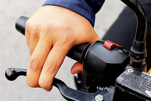 Kecelakaan Motor Tunggal: Hindari Kebiasaan Buruk Ini