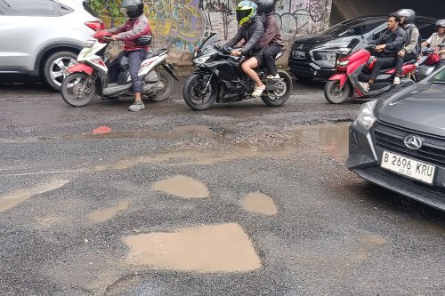 Selalu Waspada Jalan Berlubang dan Aquaplaning saat Berkendara