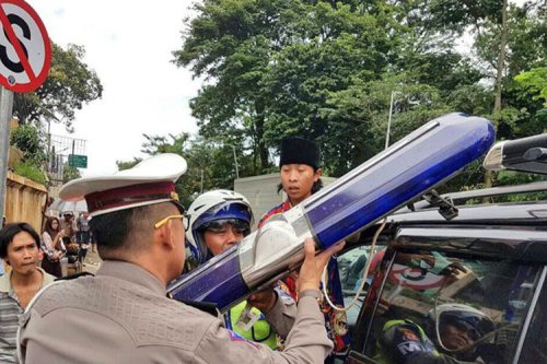 Rotator dan Sirine di Mobil Pribadi: Ini Konsekuensi Hukumnya