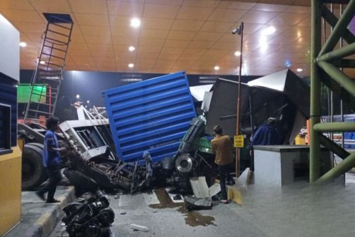 Terjadi Lagi Truk Menabrak Gerbang Tol Ciawi 2, Diduga Rem Blong
