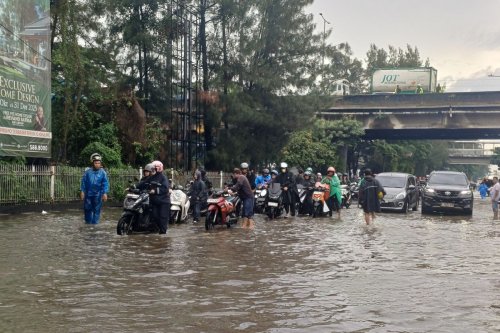 Waspada Lubang Tertutup Air, Ini Tips Aman Berkendara Saat Hujan