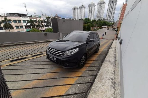 Mobil Matik Dipaksa di Gigi D Saat Nanjak, Apa Risikonya?