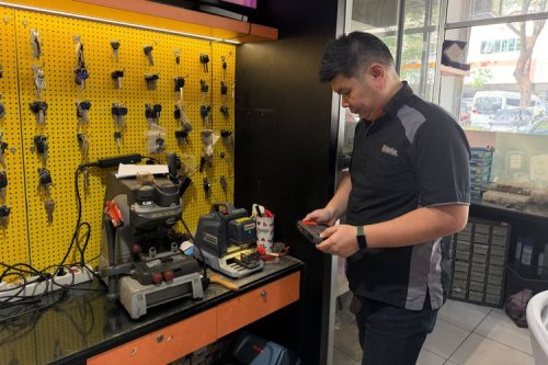 Mitos atau Fakta, Smart Key Digesek ke Kepala Bikin Sinyal Kuat Lagi?