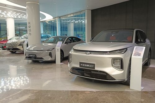 Melihat Berbagai Mobil Changan Automobile di Pusat R&D