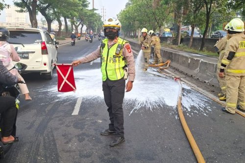 Macet di Margonda, Ini Cara Damkar Atasii Jalan yang Terkena Oli