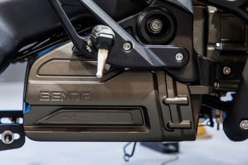 Benda P51, Motor Nyentrik Mesin 250cc Boxer dan Hybrid