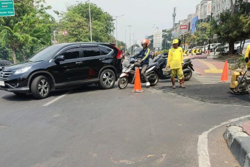 Kebiasaan Sepele yang Kerap Bikin Pengendara Motor Terperosok Lubang