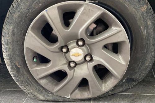 Ban Bocor di Tengah Perjalanan Jauh, Ini Tips Aman Mengatasinya