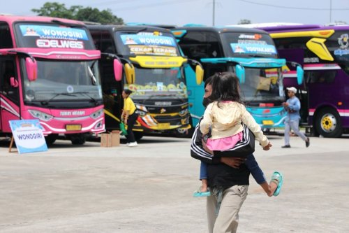 Video Ibu dan Anak Mudik Jalan Kaki di Bahu Jalan Tol, Ini Kronologinya