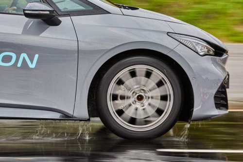 Tips Cegah Alami Aquaplaning untuk Mobil Listrik, Perhatikan Bannya