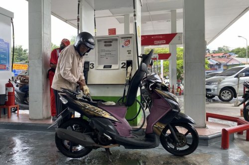 Bagaimana kalau Aturan Buka Helm Saat Isi Bensin Berlaku di Indonesia?