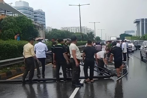 Belajar dari Baliho Roboh di Tol, Waspada Berkendara Saat Cuaca Buruk