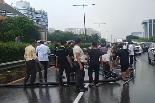Belajar dari Baliho Roboh di Tol, Waspada Berkendara Saat Cuaca Buruk