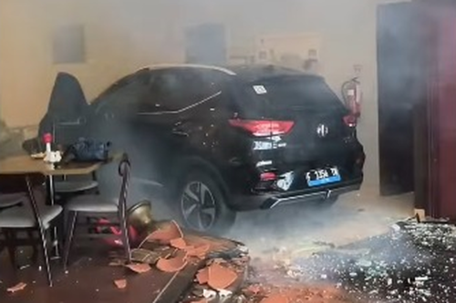 Kronologi Mobil Listrik Tabrak Pintu Kaca Hotel di Klaten