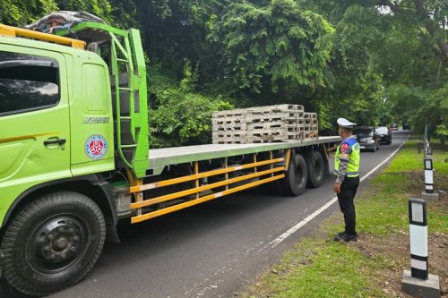 Langgar Aturan Mudik, Truk Sumbu Tiga Picu Antrean Kendaraan
