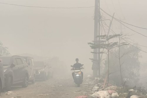 Melaju Aman di Tengah Asap Karhutla: Panduan Bagi Pengendara Motor