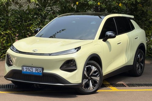 Mitos atau Fakta, Mobil Listrik Aman kalau Parkir Paralel?