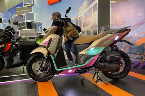 Cara Paling Mudah Menggunakan Standar Tengah di Motor Matik