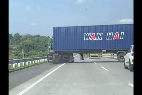 Truk Trailer Nekat Putar Balik di Tol Semarang-Solo, Pengelola Minta Maaf