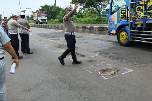 Selalu Waspada Jalan Berlubang dan Aquaplaning saat Berkendara