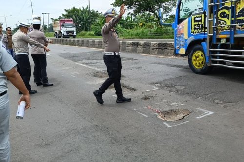 Selalu Waspada Jalan Berlubang dan Aquaplaning saat Berkendara