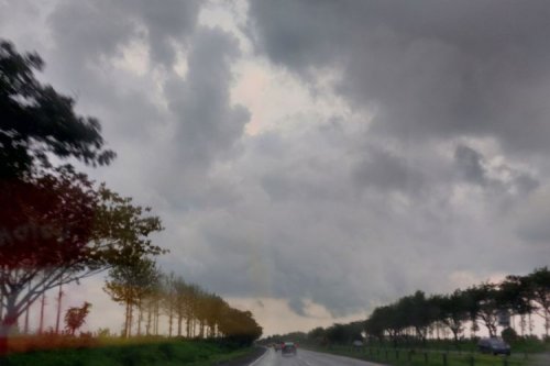 Kenali Penyebab dan Solusi Kaca Mobil Berembun Saat Hujan