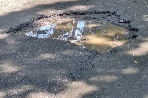 Waspada Jalan Berlubang saat Berkendara di Musim Kemarau Basah