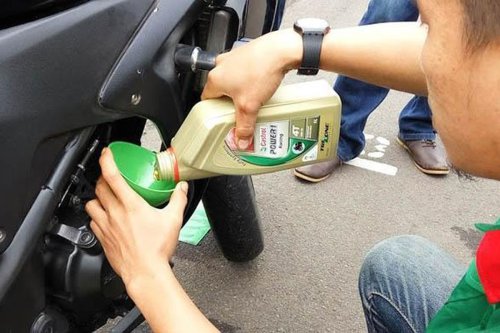 Jangan Tunggu Bunyi Kasar, Ini Waktu Ideal Ganti Oli Mesin Motor